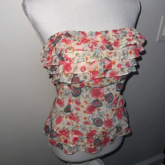 Amor Floral Sleeveless Blouse - Picture 2 of 5